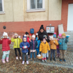 Ma az ovisok is virágos vagy autós pólóban, nadrágban masíroztak az oviba. Előkerült még a virágos sapka, cipő hajcsat is!