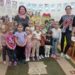 Süni csoportba a mai napon a lányok virágos, míg a fiúk autós ruhákban kápráztattak el bennünket!
